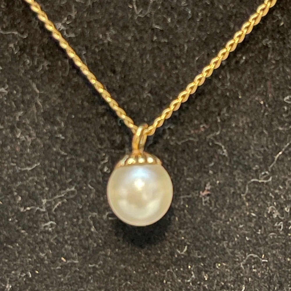 Vintage 14K Solid Gold Pearl Necklace With Delicate Chain & Classic Pendant .